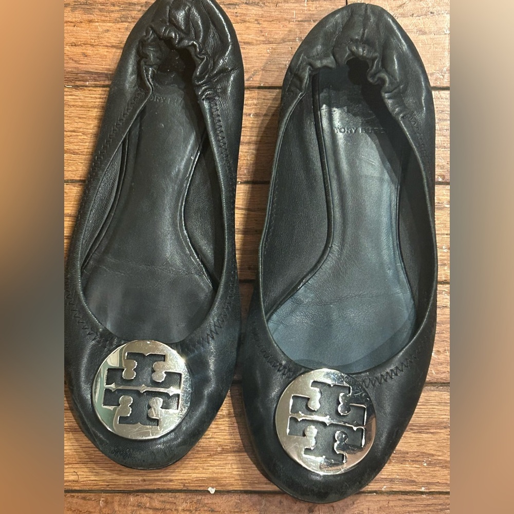Tory Burch Black Leather Flats with Silver Logo size 9 - Picture 4 of 6